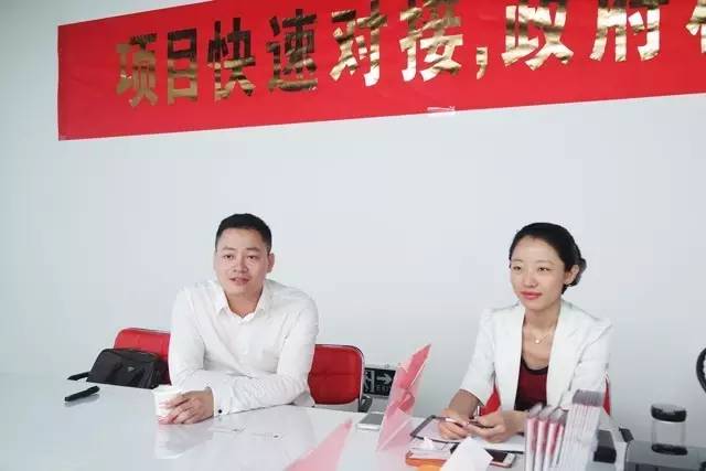 東方龍商務(wù)舉行新能源電池包投資選址項(xiàng)目的政府對(duì)接會(huì),參會(huì)政府邀請(qǐng)項(xiàng)目方開展實(shí)地考察 東方龍商務(wù)舉行新能源電池包投資選址項(xiàng)目的政府對(duì)接會(huì),參會(huì)政府邀請(qǐng)項(xiàng)目方開展實(shí)地考察
